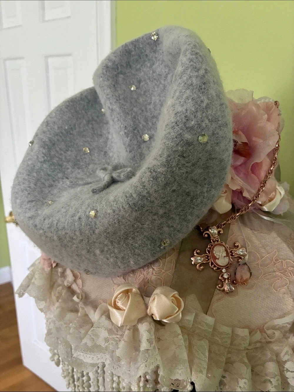 Kate Spade Womens Gray Wool Beret with Bow and Rhinestones - Picture 2 of 4